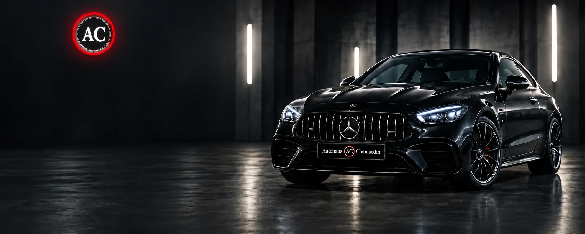 Schwarzer Mercedes im dunklen Bannermotiv mit beleuchtetem AC-Wandschild links
